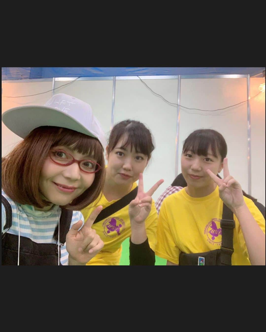 木部さんさんのインスタグラム写真 - (木部さんInstagram)「わんにゃんドームの会場では、トリマーさんや動物と関わる勉強をしている生徒さん達がボランティアでお手伝いをしていて、お会いした時に皆さんが暖かく接して下さいました💓🤓 . . お友達同士仲が良くて、時に女子高生の様なノリで楽しかったです🎶😆 猫ちゃんと遊んだりしながら、お話もしましたね♬✨ 動物が好きな皆さんの優しさと猫ちゃん達に癒されました🌼😊 . .  きべに会いに駆けつけて下さった生徒さんも、どうもありがとうございました！！！m(_ _)m✨✨✨ . .  皆さんのお見送りも嬉しかったです🌼✨✨ . .  素敵な思い出をどうもありがとうございました！！！🐶😸💓 . . . . #わんにゃんドーム2019 #ボランティアの学生さん達 #ありがとう❤️ #感謝 #楽しい思い出 #わんちゃん #猫ちゃん #dogsandcats #event #thankyou #happymemories」8月25日 22時06分 - kibe_dayo