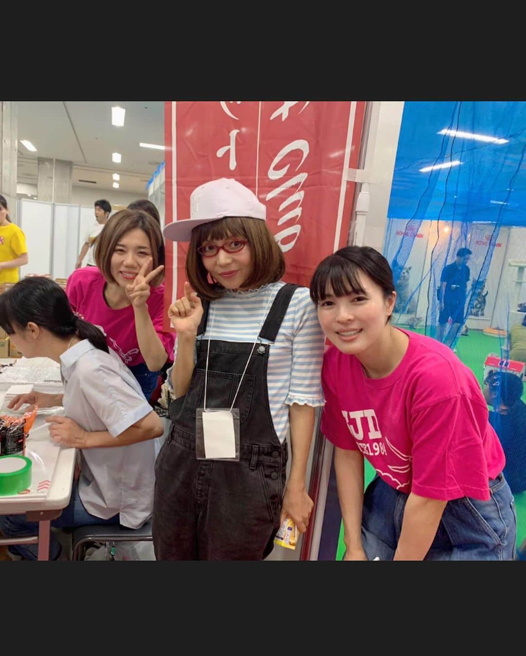 木部さんさんのインスタグラム写真 - (木部さんInstagram)「わんにゃんドームの会場では、トリマーさんや動物と関わる勉強をしている生徒さん達がボランティアでお手伝いをしていて、お会いした時に皆さんが暖かく接して下さいました💓🤓 . . お友達同士仲が良くて、時に女子高生の様なノリで楽しかったです🎶😆 猫ちゃんと遊んだりしながら、お話もしましたね♬✨ 動物が好きな皆さんの優しさと猫ちゃん達に癒されました🌼😊 . .  きべに会いに駆けつけて下さった生徒さんも、どうもありがとうございました！！！m(_ _)m✨✨✨ . .  皆さんのお見送りも嬉しかったです🌼✨✨ . .  素敵な思い出をどうもありがとうございました！！！🐶😸💓 . . . . #わんにゃんドーム2019 #ボランティアの学生さん達 #ありがとう❤️ #感謝 #楽しい思い出 #わんちゃん #猫ちゃん #dogsandcats #event #thankyou #happymemories」8月25日 22時06分 - kibe_dayo