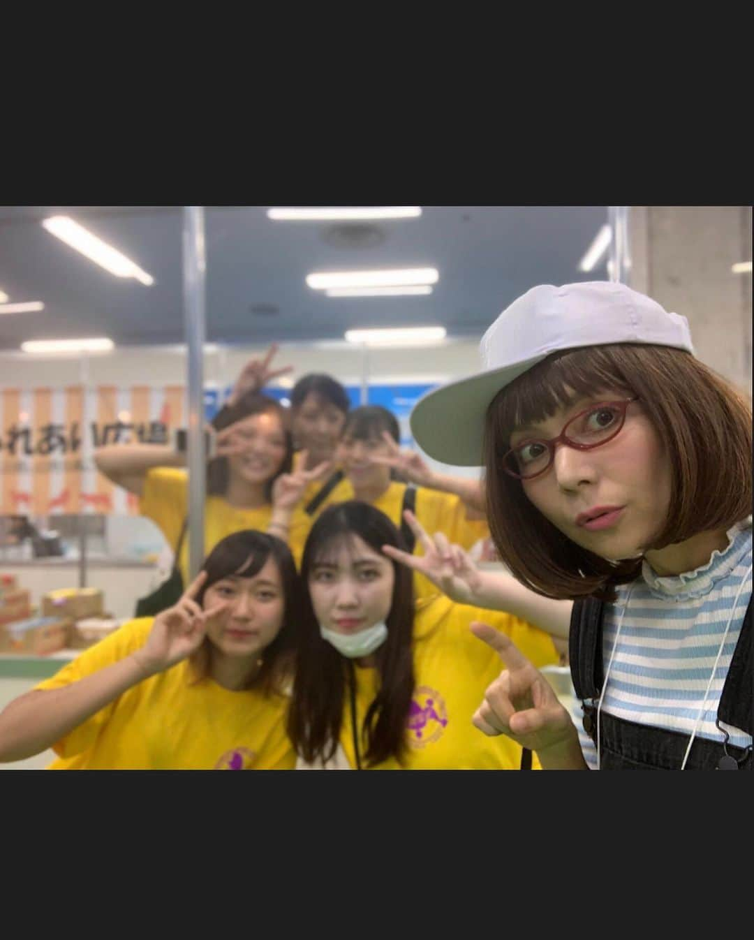 木部さんさんのインスタグラム写真 - (木部さんInstagram)「わんにゃんドームの会場では、トリマーさんや動物と関わる勉強をしている生徒さん達がボランティアでお手伝いをしていて、お会いした時に皆さんが暖かく接して下さいました💓🤓 . . お友達同士仲が良くて、時に女子高生の様なノリで楽しかったです🎶😆 猫ちゃんと遊んだりしながら、お話もしましたね♬✨ 動物が好きな皆さんの優しさと猫ちゃん達に癒されました🌼😊 . .  きべに会いに駆けつけて下さった生徒さんも、どうもありがとうございました！！！m(_ _)m✨✨✨ . .  皆さんのお見送りも嬉しかったです🌼✨✨ . .  素敵な思い出をどうもありがとうございました！！！🐶😸💓 . . . . #わんにゃんドーム2019 #ボランティアの学生さん達 #ありがとう❤️ #感謝 #楽しい思い出 #わんちゃん #猫ちゃん #dogsandcats #event #thankyou #happymemories」8月25日 22時06分 - kibe_dayo