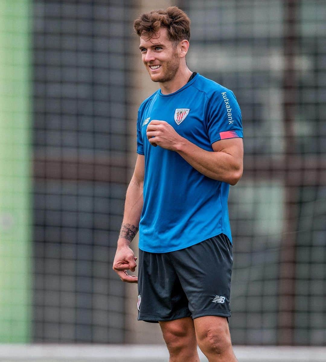 イバイ・ゴメスのインスタグラム：「Hard work pays off! ¡Siempre con alegría! 😀 ¡Primer entrenamiento de cara al derbi del próximo viernes!  Aupa @athleticclub !🦁🔴⚪️」