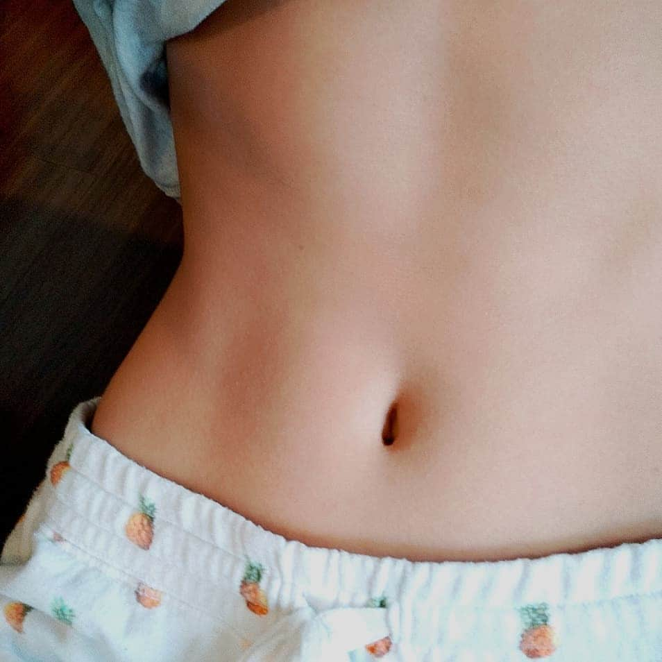 原島美波さんのインスタグラム写真 - (原島美波Instagram)「♡Surgery→Allergies♡. . もともと私は肌が弱く、 #アトピー も季節の変わり目にやってきます(*_*). . 今回の手術の影響で麻酔や抗生物質、痛み止めなどの点滴からなのか.  #身体全身 に赤く湿疹が出てしまった….. . もう落ち着きましたが、やはり身体は異常な物が入ってきたーと懸命に反応してくれるんですね！. . 私達の身体は食べたもの、摂取したもので出来ていると改めて考えさせられました♪. . 明日も身体の #喜ぶ もの食べよっと❣️. . 3枚目のムービーはストーリー観てなかった方へのご報告だけなのでスルーしてください♪. . 皆様、素敵な夢を…お休みなさい🌙. . #頑張ってくれてる身体#感謝#ありがとう#栄養#ヘルシー#ポジティブ#経験#power#赤い#アレルギー#身体#パジャマ#お気に入り#smail#happy#幸せ#夏#summer#family#家族#友達#heart#japan#tokyo#body#workout#お休み」8月25日 22時17分 - minamiharashima