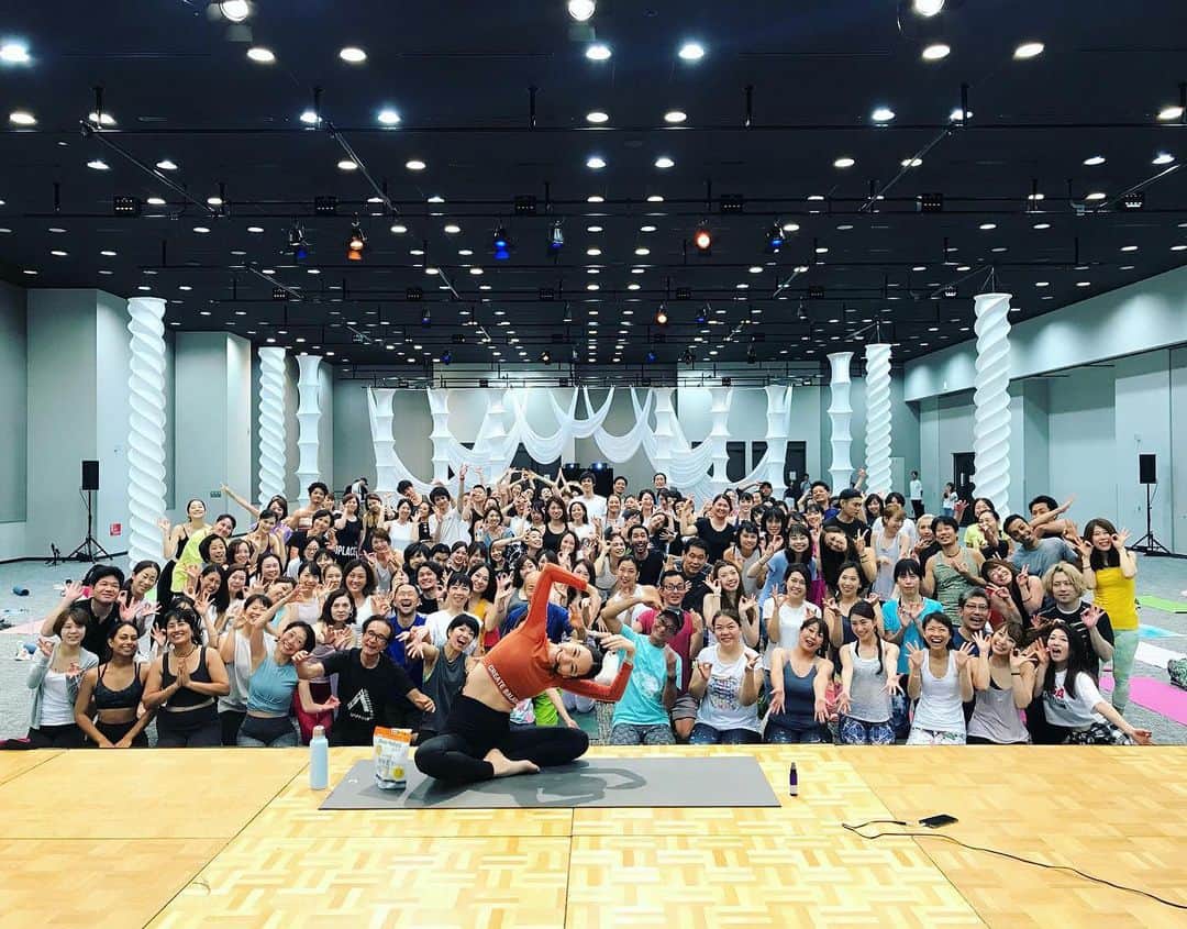 のインスタグラム：「YOGA JAPAN 2019﻿ 初のCホール、大スクリーンで映像を使わせて﻿ 頂きました。﻿後ろまで人がいて、、、びっくり♡﻿ 一番前から一番後ろまでアロマを振りまきながら、﻿ しっかりとみなさん全員の表情を見る事が出来ました。﻿ ﻿ 嬉しくて一番最初のYOGA JAPANの時の事とか﻿ すごく、緊張した事とか沢山の方にアドバイス頂いたり﻿ 支えて頂いた事など色々と思い出し、﻿ グッと込み上げてきました。🥺﻿ ﻿ 大切な夏の終わりの日曜日、﻿ わたしのクラスを選んで参加して下さり﻿ 本当に本当に有難うございました。しあわせものです。﻿ ひとまず集合写真の方アップさせて頂きます☺️🌅﻿ ﻿ ヨガジャパン関係者の皆さま、ビーコネクトの方々﻿ そしてイメージ通りの映像を作って下さった塩崎さん﻿ VJさん。ディアナチュラさん。 色々なブースのみなさま本当に有難うございました❤️ . ﻿#yogajapan  #yogajapan2019  #ヨガジャパン #ディアナチュラ ﻿」