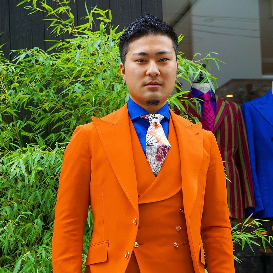 のインスタグラム：「🔯陰陽師×オーダースーツ🔯  #bespoke #ordersuit #order #suit #businesssuit #mensfashion #japan #日本 #着物 #OSAKA #gurkha #ビスポーク #ここでしか作れない #オーダースーツ #スーツ #オーダースーツ大阪  #大阪  #心斎橋 #南船場 #luxum #sembal4 #お洒落さんと繋がりたい #陰陽師 #整体 #整体院 #orangesuit #着物ネクタイ #着物 #派手なスーツ #和柄」
