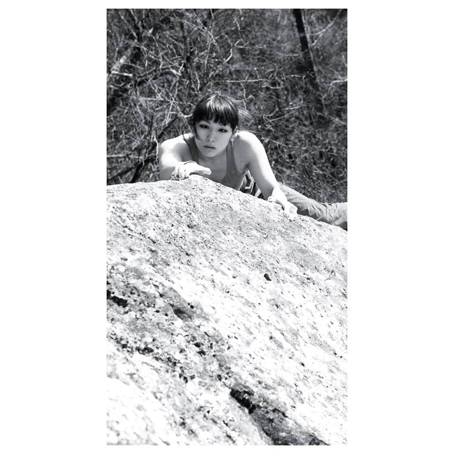 小林由佳のインスタグラム：「◾︎◽︎ Monochroimbing ◽︎◾︎ ◽︎◾︎ MonoClimbing ◾︎◽︎ ・ ・ feel reflesh when I back on rock. たまにはシックにモノクロで。 ・ ・ #Monochrome #Monoclimbing #◽︎◾︎◽︎◾︎◽︎ #MAMMUT #マムート #モノクロイミング ・ @mammut_japan  @unparallelup」