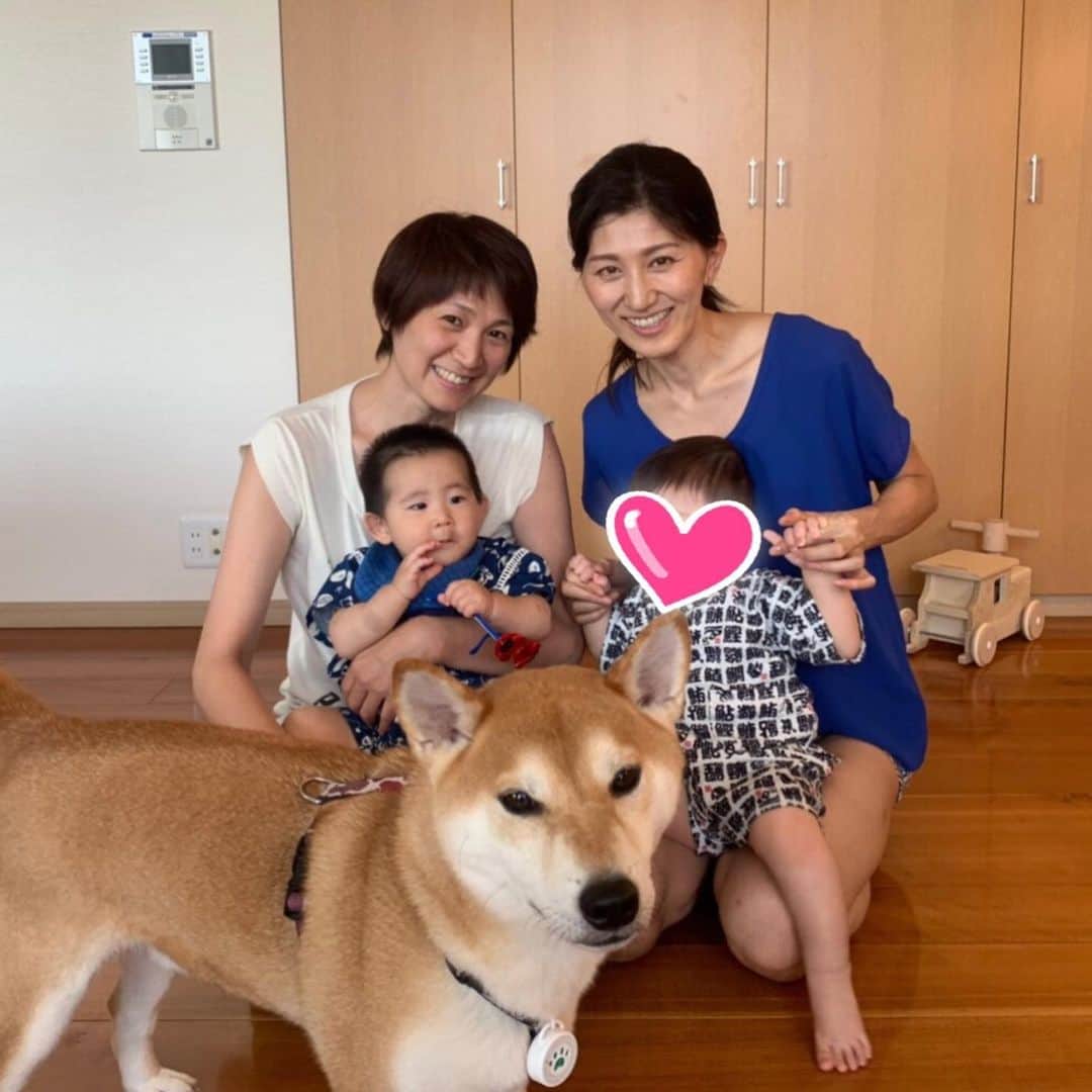 高橋みゆきのインスタグラム：「スギちゃん邸にて🎶お家プールしました☀️同級生👶たくさん遊んであっという間に過ぎた❣️ #同級生 #スギボウズまた大きくなってた #表情豊かで #これからも仲良くね #スイカ #クラ吉も自分家みたいにくつろぎ始めた #私食べてばっかりw」