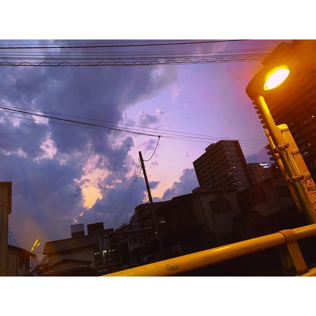 大原ゆい子さんのインスタグラム写真 - (大原ゆい子Instagram)「知らない街で、知っている君へ 風の温度で感じる季節の変わり目 似合わなくて閉まったままのカーディガンが今は恋しくて またしばらくすれば似合わない気がしてくる その繰り返し」8月25日 22時22分 - ohara_yuiko