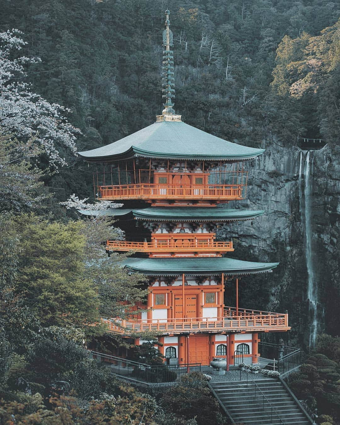 Berlin Tokyoさんのインスタグラム写真 - (Berlin TokyoInstagram)「Nothing but serenity lies in this secluded hideaway backed by the sacred waterfall. . . . #hellofrom nachi waterfall #japan」8月25日 22時22分 - tokio_kid