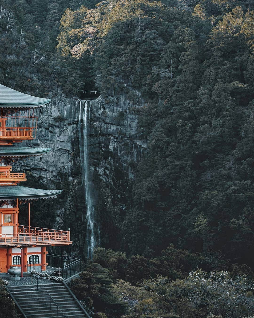 Berlin Tokyoさんのインスタグラム写真 - (Berlin TokyoInstagram)「Nothing but serenity lies in this secluded hideaway backed by the sacred waterfall. . . . #hellofrom nachi waterfall #japan」8月25日 22時22分 - tokio_kid