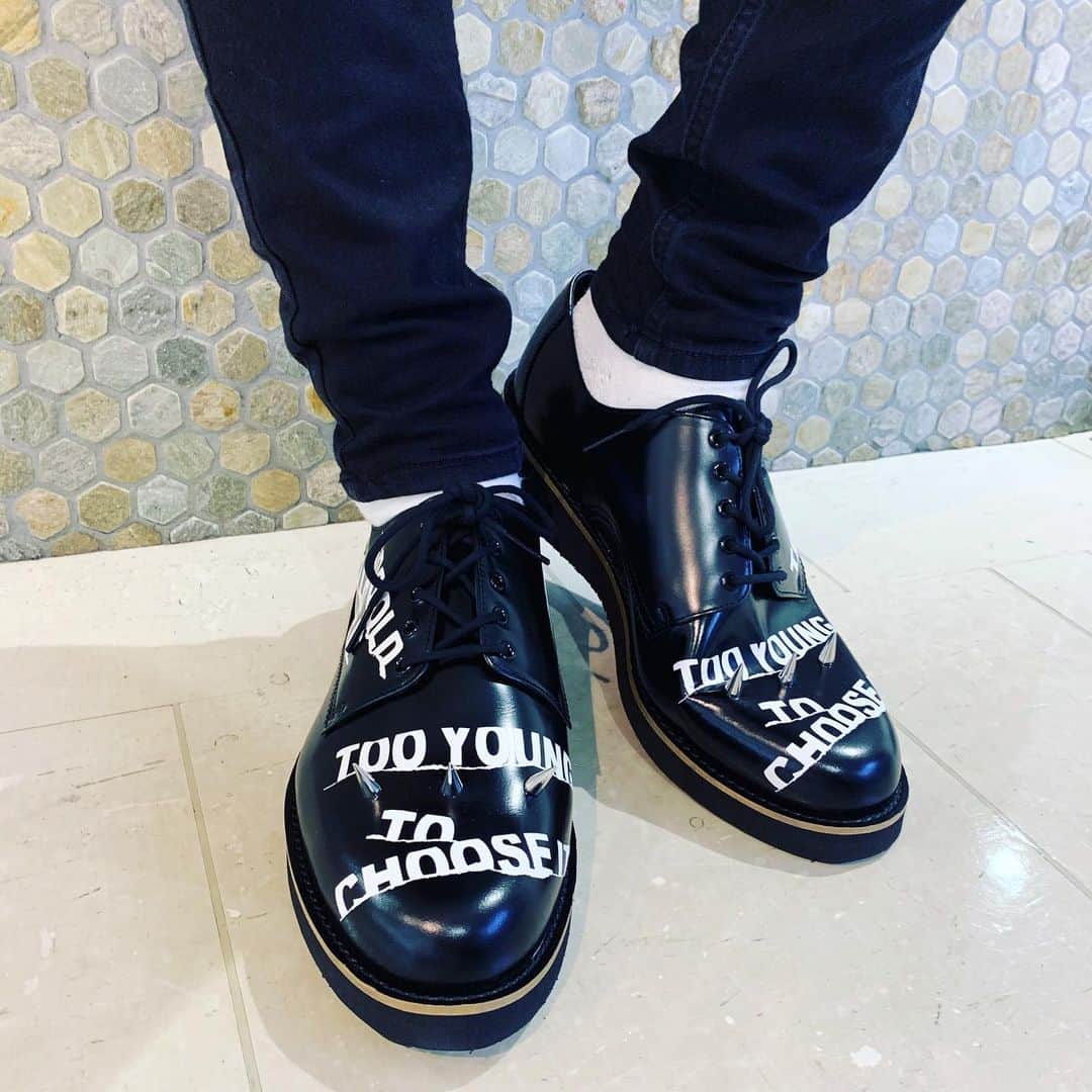 ゆーちゃそ王子さんのインスタグラム写真 - (ゆーちゃそ王子Instagram)「👟🖤🔪🔪🔪 ・ ・ ・ ・ ・ ・ ・ ・ ・ ・ #milkboy #ミルクボーイ#シューズ #靴 #スニーカー #sneakers #shoes #ファッション #fashion」8月25日 22時25分 - yuchaso_prince