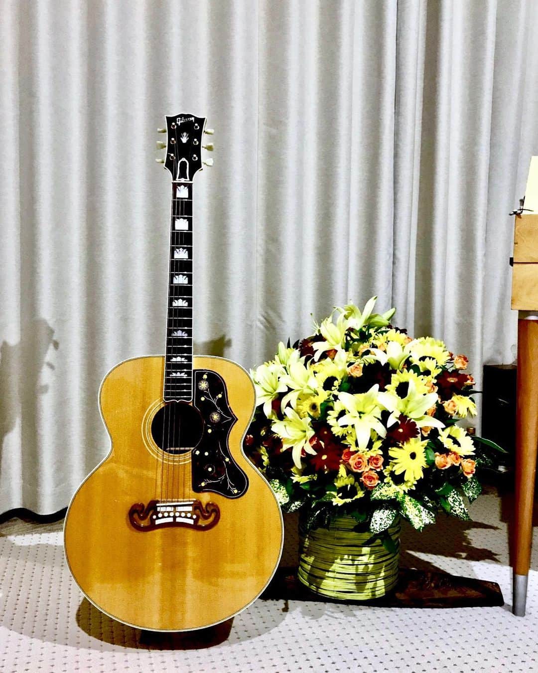 世良公則さんのインスタグラム写真 - (世良公則Instagram)「#世良公則 #masanorisera #japanesemusician #japaneseartist #japaneserock #gibson #sj200 #flower #beauty #atelier #acousticguitar #花束 #アコースティックギター  #ギブソン ・・・・・・ A big bouquet arrived.  Thank you for a lot❗️ ・・・・・・」8月25日 22時32分 - masanorisera