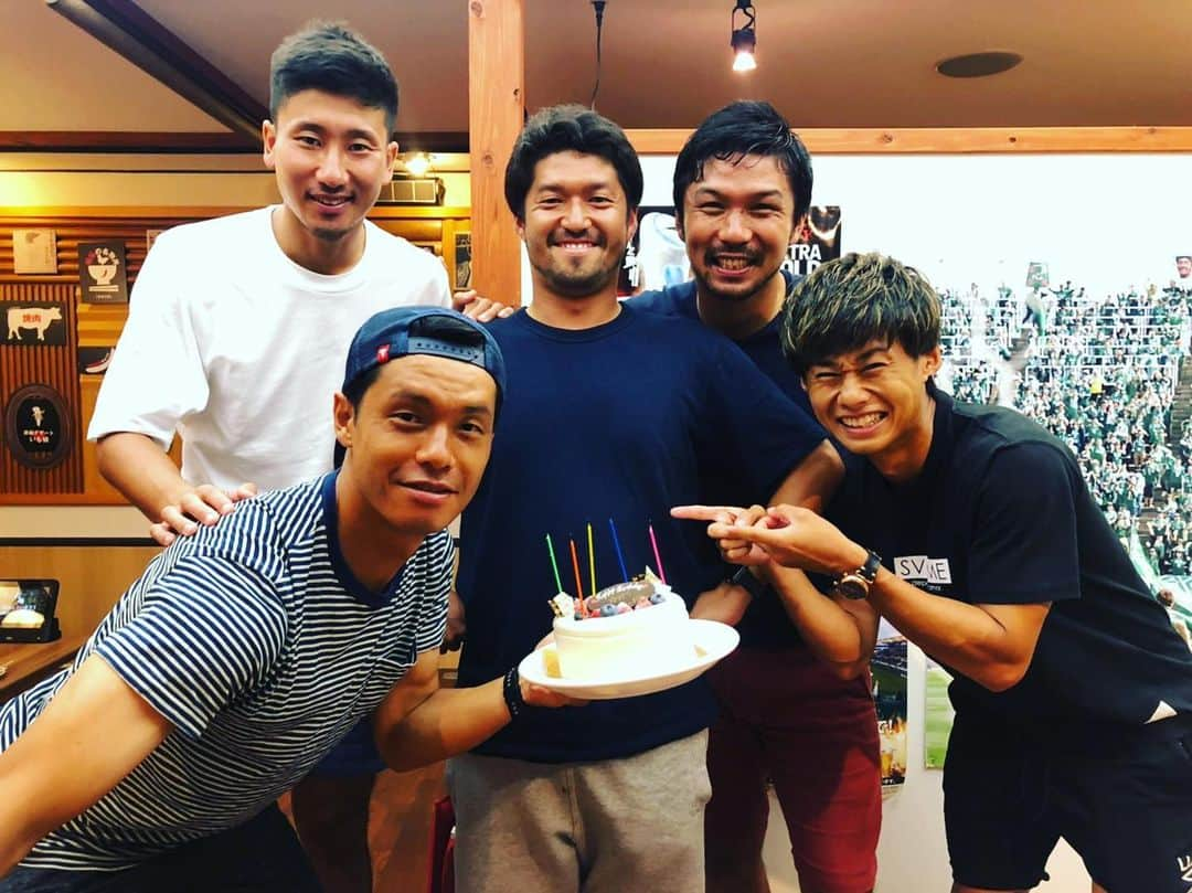 町田也真人のインスタグラム：「だいぶ前の同期会✌️ ゆーぞー誕生日おめでとうの会㊗️㊗️あとまさきも🤫 . . いやーみんな老けてるなー笑 . . #89年会 #同期 #仲良し #87年 #90年 #91年 #はどーなのよ🤣」