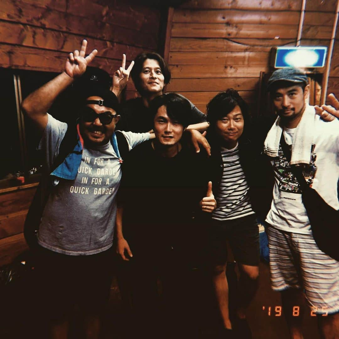 松本素生さんのインスタグラム写真 - (松本素生Instagram)「2年振りのOne music camp、やっぱり最高に好きな場所！10周年おめでとうございました♫ 雨降らせてすんません☂️ そして、橋口靖正の急逝から我々をナイス鍵盤でサポートしてくれた、カナル坊ちゃんa.k.aオヤイヅカナルくんの卒業ライブでもございました！ カナルくんは自身のバンド「木」でアグレッシブに動きます！木、本当に良いんで是非聴いてみて！  充実の2日間。  #onemusiccamp2019  #ロックロックこんにちは2019  #オヤイヅカナル  #goingunderground」8月25日 22時33分 - sou_matsumoto