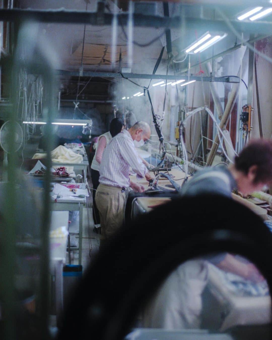 黒河内真衣子さんのインスタグラム写真 - (黒河内真衣子Instagram)「ニットの編み地を整えるアイロンの蒸気。ライトに着せて確認する検品。うちのスタッフのちかちゃんが工場さんで研修させてもらっていて会いに行ったまだ寒かった頃の長野。 #thestorybymame  #mamefactory」8月25日 22時44分 - mamekurogouchi