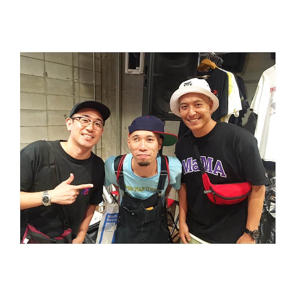寺内健のインスタグラム：「束の間のオフはKocoさんのプレイを見に雄平と大阪へ。いつ見ても痺れるプレイは圧巻です。良い時間をありがとうございました🙏🏻良い音聴かせて頂きエネルギー満タンです🎧  #djkocoakashimokita  #vinyl #7inch  @djkocoakashimokita  @yobrospro.online」