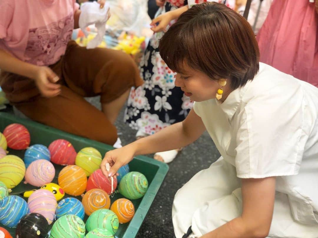 渡辺梨夏子のインスタグラム：「夏よ終わらないで〜〜 #麻布十番祭り #夏祭り #ヨーヨー釣り #屋台#ピカチュウ欲しかった  ちびっこに混じって夢中でした🥰 友達はみんな保護者のよう...笑 暑かったけど、夕方はぐっと涼しくなってきましたね🍃」