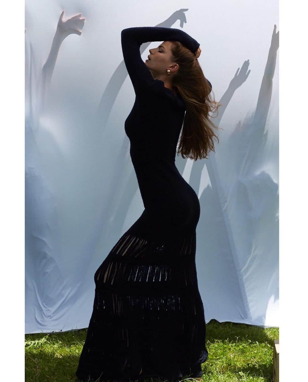 キャメロン・ラッセルのインスタグラム：「What does sustainable look like? How do we show "identity doesn’t always stop at the boundary of the individual" (@jennitaur)? How can we begin "Breaking down the hierarchy of the image. Equality between the photographer, model, clients, agents, designers, and everyone else on set. We are all here. No more glamorizing dominance" (@yumnaaa)? PHOTOGRAPHY — Yumna Al-Arashi @yumnaaa STYLIST — Rachael Wang @rachaelwangstudio Creative — Hawa Arsala @ha.w.a  MUA — Allie Smith @alliesmithmakeup HAIR — Yukiko Tajima @yukikotajima STYLIST ASST — Safaa Dam @damsafaa PHOTO ASST — Sofie Austlid @sofieka PA — JS @js.sparro  PA — Abbey Ford @abbeyfordd PRODUCER — Amy Kanagaki / Tann Production @akanagaki + @tannproduction」