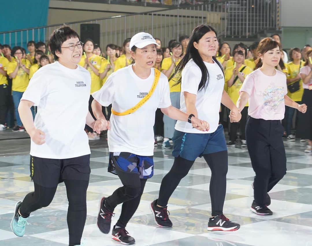 24時間テレビ42 愛は地球を救うのインスタグラム：「. 人と人 ともに国技館へ 24時間駅伝✨ . 1区・近藤春菜、2区・よしこ、3区水卜アナとタスキをつなぎ、アンカー・いとうあさこが、放送時間内には間に合いませんでしたが、無事ゴールしました‼️ . 4人の汗が染み込みんだタスキが、国技館に繋がりました💪 #24時間テレビ42」