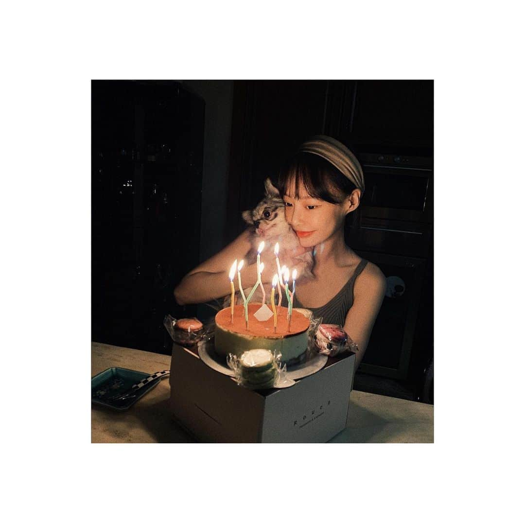 ユミンさんのインスタグラム写真 - (ユミンInstagram)「가족들이랑 미리 보내는 생일🎂 생일초가 늘어날때마다 슬푸디만 행복한주가 될거같아 설레여 고마워 사랑해🖤🖤🖤🖤🖤」8月25日 22時50分 - na_yoo_min