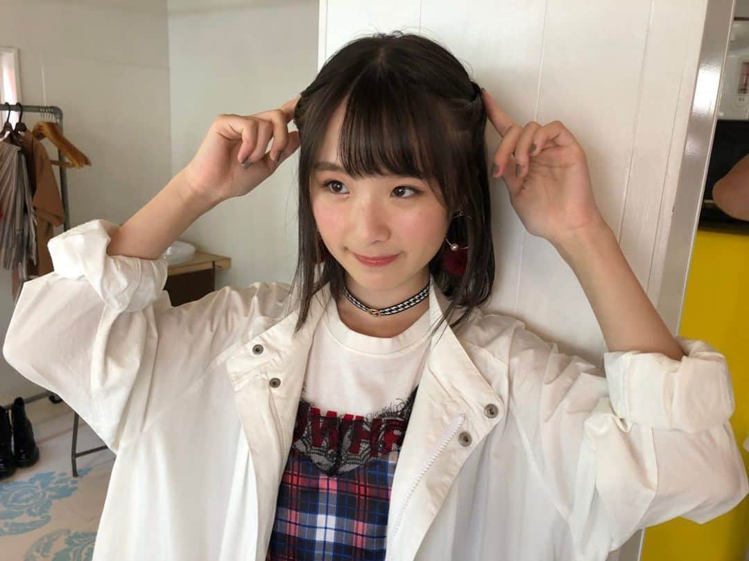 南端まいなのインスタグラム：「アー写のオフショット① #セツナイノチ #南端まいな #秋服 #耳」
