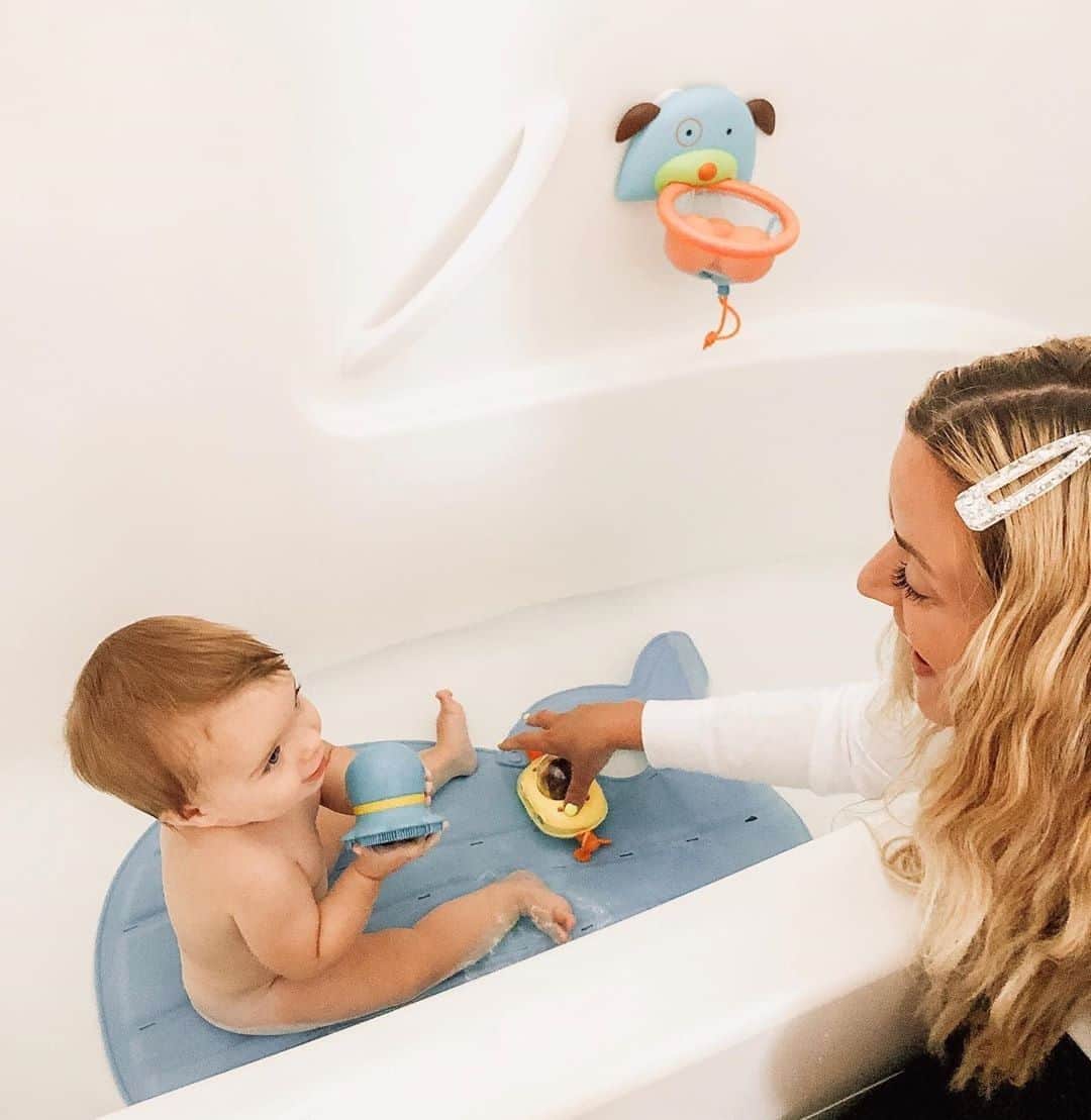 Skip Hopさんのインスタグラム写真 - (Skip HopInstagram)「@jennaskitchen’s little one is having a whale of a time with our new bathtime must-haves! #SkipHop #MustHavesMadeBetter」8月25日 23時00分 - skiphop