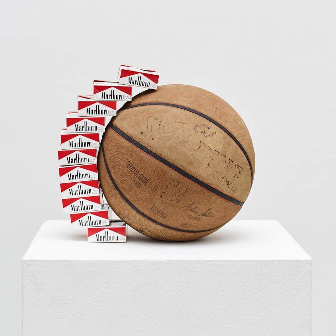 HYPEBEASTさんのインスタグラム写真 - (HYPEBEASTInstagram)「@hypebeastart: @TyrrellWinston returns with new artworks for his first exhibition in Stockholm, Sweden. Entitled “Playing Possum,” the emerging New York-based artist displays his signature range of sculptures comprised of deflated basketballs, cigarette stumps, as well as a wall installation crafted using raggedy basketball nets. The exhibition is on view until September 21.⁠⠀ Photos: @steinslandberliner」8月25日 23時11分 - hypebeast