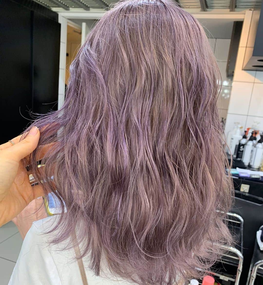 スミス楓さんのインスタグラム写真 - (スミス楓Instagram)「ɴᴇᴡ💜💜💜 ﻿ 先週 @shachu_hair にて。﻿ ホームケア頑張る約束して久しぶりにがつんとブリーチ😂おかげで可愛すぎる色になった💜前から細かくハイライトいれてもらってたからそれもいい感じに👌🏼﻿ @manax_x さんいつもありがとございます！本当に毎回神様💖﻿ ﻿ #期間限定カラー」8月25日 23時04分 - kaede_929