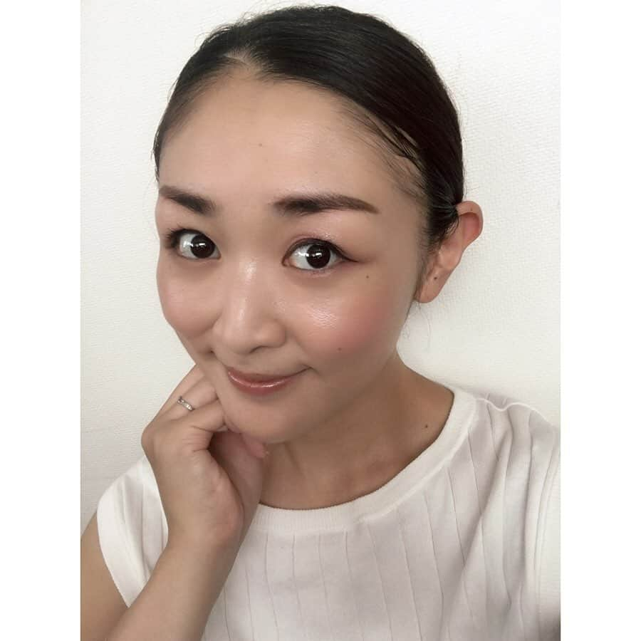 美夢ひまりさんのインスタグラム写真 - (美夢ひまりInstagram)「DMで昨日の投稿のメイクアイテムについてご質問いただきました💄 ・ ☑︎アイメイク #SUQQU #トーンタッチアイズ 07 #咲色香 10 #繚華 12 #秋蛍  #ラブライナー  #バーガンディブラウン ・ ☑︎チーク #SUQQU  #シマーリクイドブラッシュ 02 #椿桃 ・ ☑︎リップ #SUQQU #モイスチャーリッチリップスティック 111 #燻色 ・  ファンデーションは #voce10月号 付録の  #LUNASOL #グロウイングシームレスバーム でした☺︎ ・ アイメイクは咲色香をメインに上瞼と下瞼につけ、黒目の上だけ繚華を重ねました。 秋蛍のラメが本当に綺麗で大好きなので、最後にアイホール全体に薄ーく秋蛍を重ねています。 私は眉毛と目の間が広いので、秋蛍みたいなアイシャドウはひとつあるとめちゃめちゃ使える👏 ・ 普段アイラインはほとんどひかないのですが、昨日は何だか気分でアイラインをひいてみました。ラブライナーは本当に使いやすくて何本も持っています✨ ・ こんな感じで需要あるか謎ですが😂 メイクのこともこれからまた載せたいと思います❤️ ・ #昨日のメイク#メイクアイテム#コスメ好き#コスメ好きさんと繋がりたい#美容好きな人と繋がりたい#メイク好きな人と繋がりたい#3児ママ#双子ママ#ママメイク#mamagirl#mamalife#cosmetic#makeup#voce#vocest」8月25日 23時04分 - himari_miyume