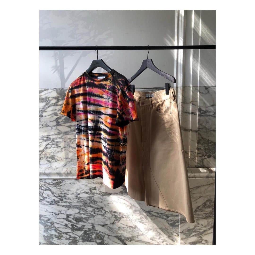 のインスタグラム：「Sunday Wardrobe 🖤💗✌🏼🧡 Tiedye & khaki in the Sunshine  #jadetshirt #jeanskirt #tailor #italy」