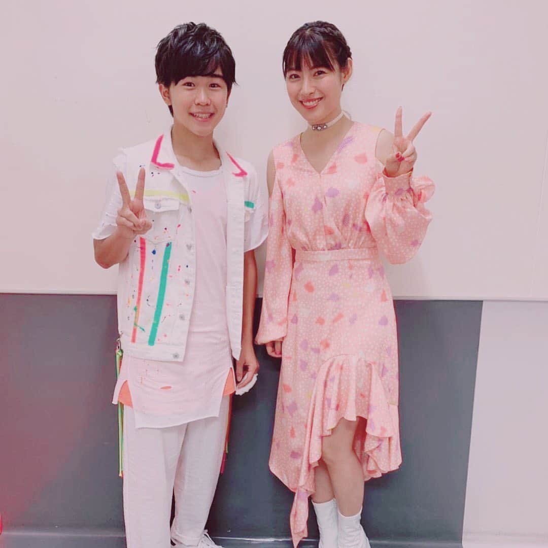 瀧本美織のインスタグラム：「福くん、福くん！ なんだかすごーく大きくなってない！？…身長越されちゃいました😝おねいさんびっくり😳笑  #鈴木福 くん #成長期って素晴らしい#そしてとってもかっこいいね🤩✨#familylive#2019#だいすけお兄さん#よしお兄さん」