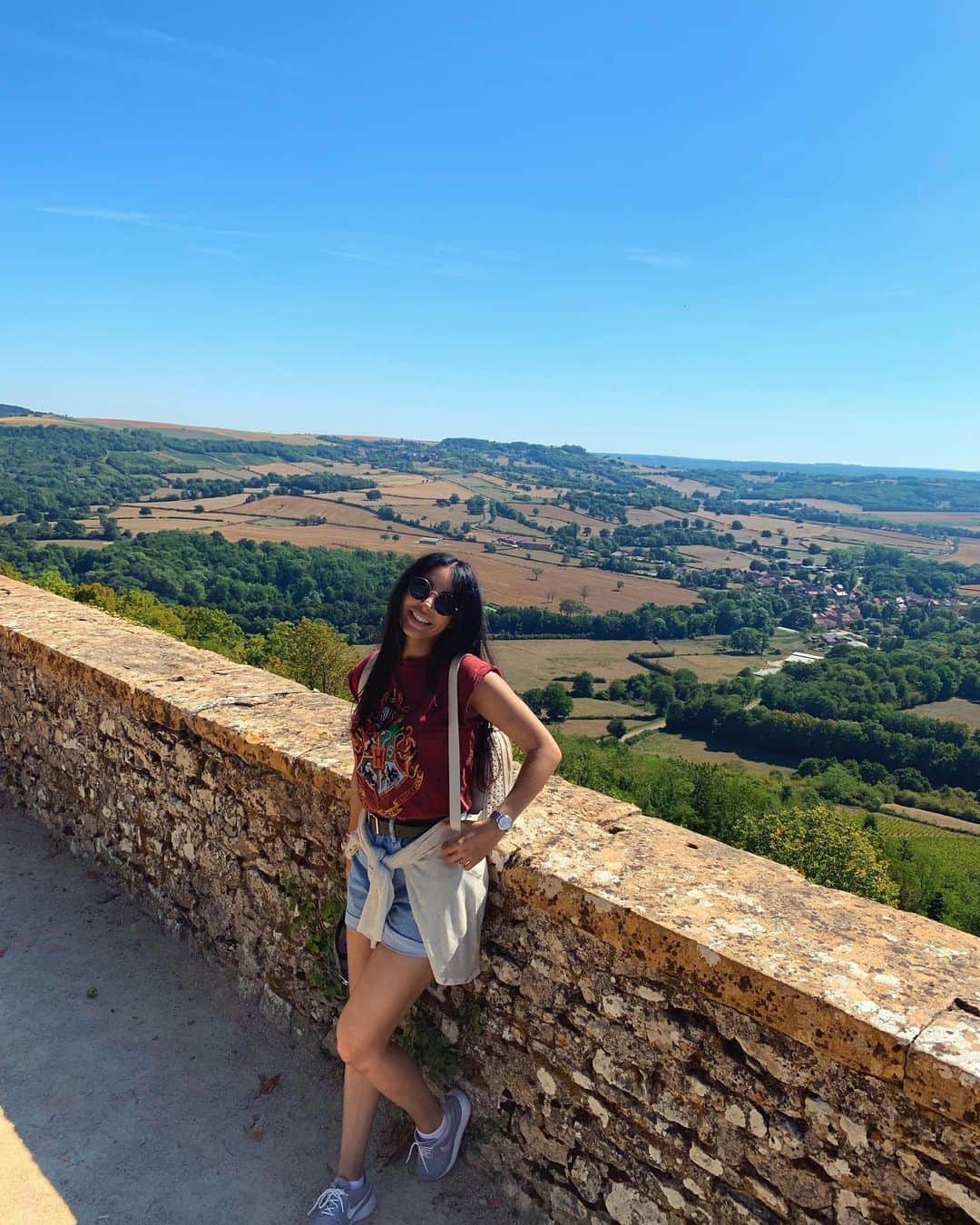sananasのインスタグラム：「Week-end à la cool baby ✌🏻😎Des moments simples qui te font du bien à l’intérieur ! On a visité la Bourgogne en commençant par Avalon puis on est allés voir la colline éternelle à Vézelay 😍Ensuite on a repris la route direction le Saut du Gouloux, une chute vraiment mignonne en pleine forêt 🌳 et là pas un bruit mis à part le son du ruissellement de l’eau donc petite sieste obligatoire 😝et cueillette de mûres pour le goûter (j’espère que je vais pas avoir de problèmes de ventre si vous voyez ce que je veux dire ....). On a dormi dans un château à Vault-de-Lugny c’était dingue ! Parfois j’ai envie d’aller très loin pour faire le vide alors que ce n’est pas la distance le plus important ❤️」