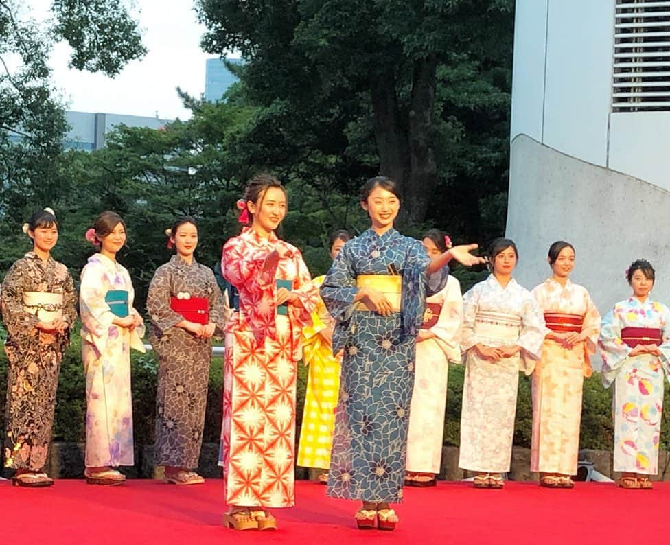 Sayuri（岸岡小百合）さんのインスタグラム写真 - (Sayuri（岸岡小百合）Instagram)「* 今年の夏も日本の夏を楽しめて嬉しかったなぁ🎐 * 高輪夏祭りでは 可愛い可愛い自慢の妹ちゃんたちの 浴衣ショーも観れたし、 毎年恒例になりつつある、 高円寺の阿波踊りも最高でした😭‼️ * 日本の夏ってやっぱりいいよね。 * だれか、私を阿波踊りの連に入れてください🤣‼ やりたぃぃぃぃぃ！ #浴衣ショー素敵だったよお！ #みんな可愛かった😭 #最後音気をつけてねw #阿波踊り #高円寺  #高円寺阿波踊り #日本の夏 #instagramjapan  #びっくり連 #天水連 #菊水連 #ゆかたクイーン #きものクイーン #ハクビ #浴衣 #ゆかた #浴衣ショー #和装」8月25日 23時27分 - sayuuringo