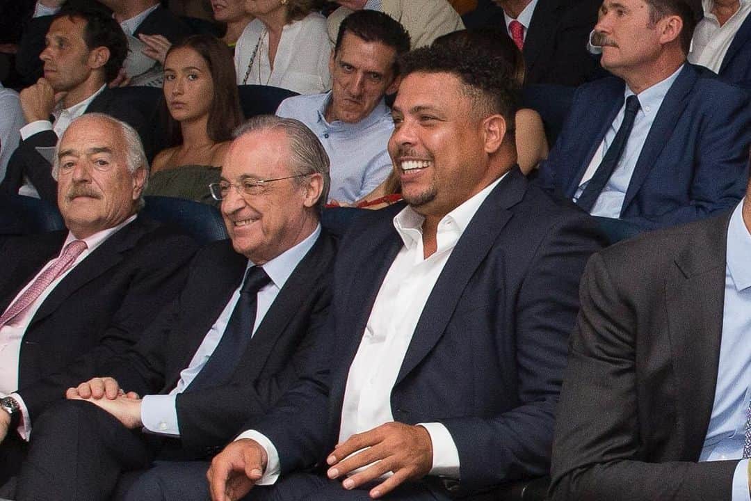 ロナウドのインスタグラム：「Siempre es un honor compartir palco con Florentino Pérez, mi inspiración como presidente. Muchas gracias por todo y mucha suerte en la temporada . .  #AúpaPucela #RealValldolid #FlorentinoPerez #RealMadridRealValldolid」