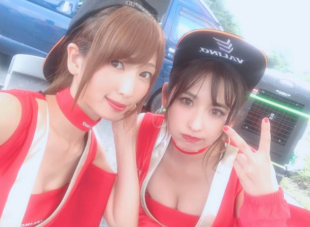 有馬綾香のインスタグラム：「楽しかったなんてもんじゃないくらい楽しい2日間でした…💞 D1GPといえばエビスサーキット！と言われているくらい D1GPが始まってから唯一、毎年開催場所となっているサーキットなんです／(^o^)＼ レースクイーンもお客さんも浴衣を着てお祭のような雰囲気で楽しめたり、 フィナーレで打ち上がる花火だったり、何と言っても観客席との距離が近いところや、魔物が住むと言われているくらい荒れるレース展開…！！ もう言い出したらキリがないくらい素敵なんですよ😭  元々D1が大好きでしたが今回久しぶりにエビスサーキットに帰ってきて更にD1が大好きになりました…！ VALINOブースではDJの方がかけてくれた曲でお客さんと踊ったり ドライバートークショーや物販で常に盛り上がってました！  ブースに来てくれた皆様ありがとうございました！  VALINOの皆様が本当に優しくてノリが良くて、 VALINO GIRLSとして楽しみながら精一杯お仕事する事ができました🥰  次戦のオートポリスも今からとっても楽しみです！  来てくれた有馬党員の皆にも感謝！ 本当に幸せでした！ ありがとうございました！！！ D1GP 最高❤️ VALINO 最高❤️ #D1GP #d1 #valino #valinogirls #valinogirl #エビスサーキット #バリノ #バリノガール」