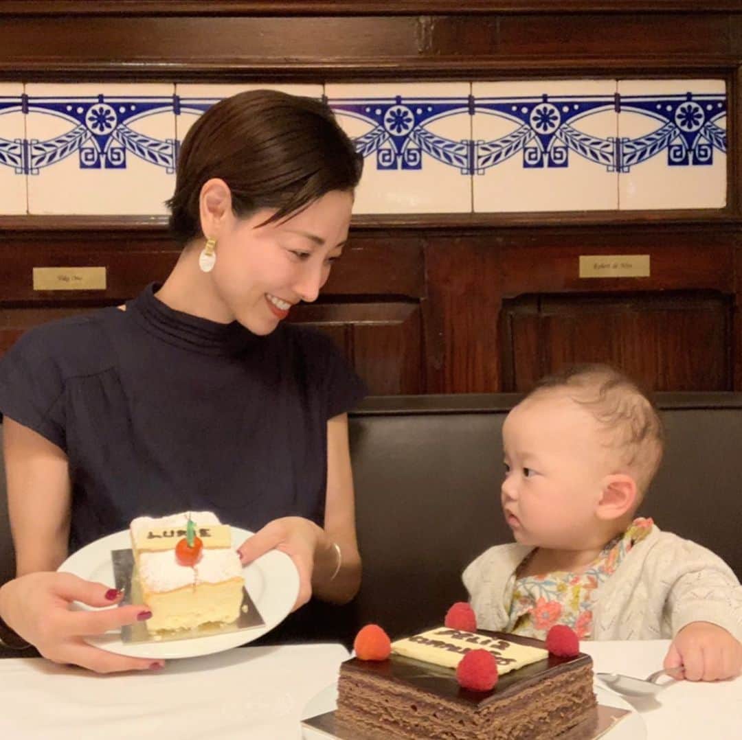 大塚良子のインスタグラム：「. Happy 1st Birthday LURIE❤️﻿ 娘が一歳になりました。娘と共に私達夫婦も成長したと思うこの一年。﻿産まれた時は細くて小さかった娘がムチムチに大きくなって目を合わせると笑い、道行く人に手を振ってテクテクと二、三歩歩く様になりました。﻿ ﻿ 生後6ヶ月位まで毎日なかなか寝てくれなかった娘との日々は歓びと苦労の連続で泣きつく友達も親も近くにいなくて笑う余裕すらない日も多々。だけどどんなに疲れてても朝起きるとニコニコ笑う娘の笑顔を見ると愛しくて仕方なく必死に過ごしてるうちに過ぎた一年。 同じ事の繰り返しみたいな毎日の中で確実に成長していく姿は本当に純粋で希望に溢れていて尊く子供ができた事で生きとし生けるものすべてに優しい気持ちになれた気がします。あなたの笑顔が絶えることのないようにマイペースながらもママ頑張るよ。 素晴らしい日々をありがとう。 そして全力で家族を支えてくれる夫にもありがとー！ ﻿ コメントにもらったんですが夕食を外で食べる時はしっかりお夕寝をさせると21時半くらいまで持つのでそうしてます。でもこの日はデザートまでもたず動画の様に寝てしまって家族写真撮る前に終了〜。﻿上手く行く時と行かない時あります笑  #happybirthday #mylittlebaby #girl #barcelona #katalunya🇪🇸 #spain #holiday #summer ﻿#monserrate  #monjuic #familytrip #るり初めての夏  #誕生日用にと思った服が大きくて失敗した💦」