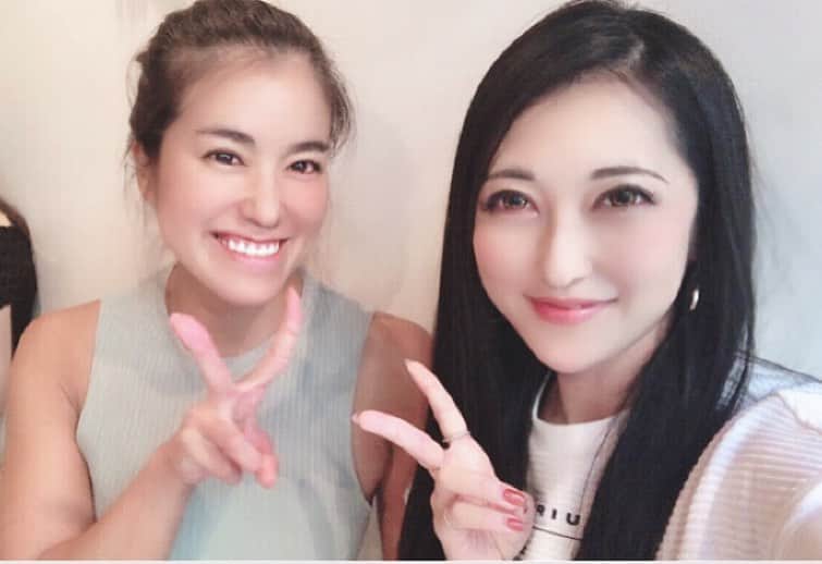 ゆりあさんのインスタグラム写真 - (ゆりあInstagram)「. . . . @maotoriumi  パワースポットみたいな まお☺💗💗💗 . . . 天然なとこも、可愛い笑顔のとこも 大好きだし、何よりハッピーオーラ❤ Happinessになれる💗 . . . 人間だからいろいろあるさ 良いときも悪いときも 一緒にいたい人といればいい✨✨ . . . まおの調整が終わったら 呑みいこうね😍💗 . . . 最近ほんとに 人との繋がりとか大切に想う.... 優しさとか愛とかって くすぐったいけど尊い✨✨ . . . めちゃパワーもらった❤ . . . 下北のあの店いこうね？ 座敷みたいなのに めちゃ解放なとこ👍 このコーヒーのとこの 焼き菓子も食べようね😍 中野のもいこうねww またおっきくなっちゃう、わし😂❤ . . . #frankiemelbourneespresso  #フランキーメルボルンエスプレッソ  #ハッピーオーラ #パワースポット #ハグから始まりハグに終わる #めっちゃ笑顔可愛い #後歯が綺麗 ←えw #綺麗は作れる #努力は必ず報われる #諦めなければ道は開ける . . . . いろんな話できた✨ マシンガントークごめんww . . .」8月25日 23時26分 - yuria_life