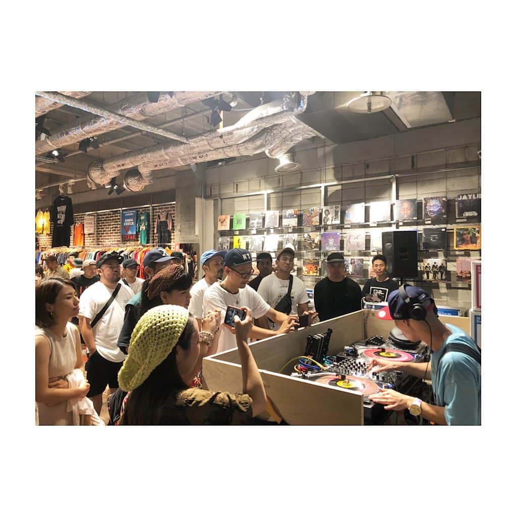 寺内健のインスタグラム：「良い空間。 #djkocoakashimokita #vinyl #7inch #manhattanrecords #wego #osaka」