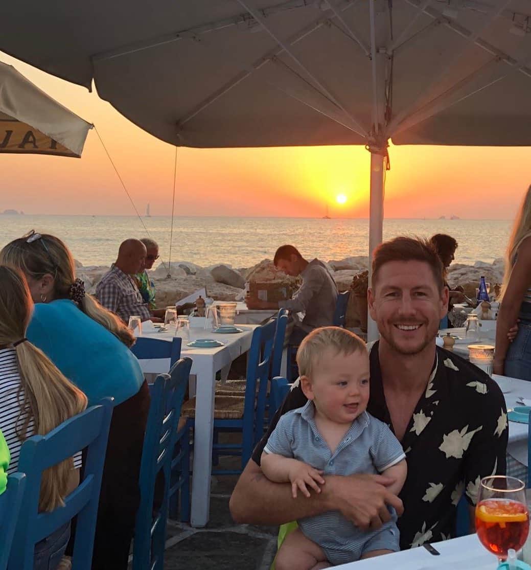 ネイサン・バーンズのインスタグラム：「My favourite son. 👶🏻 #dadlife #paros #boss」