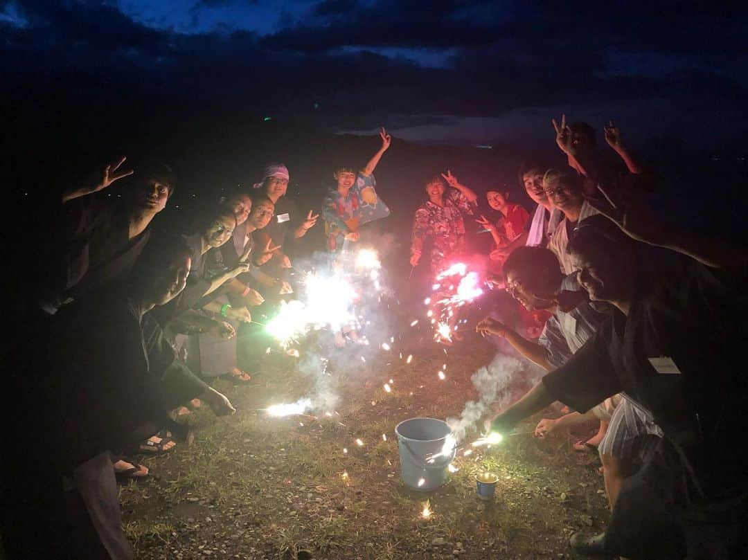 ジョナゴールドさんのインスタグラム写真 - (ジョナゴールドInstagram)「♥ 夏の思い出…🎆☺️ 大好きなジョナゴールドチーム🍎 ・ 最高の夏だったぜ。 自慢のファンだぜ。 これからもよろしくお願いします🙏 ・ ・ 温かくして眠るんだぞっ💤 ♥ #花火 #hanabi #星と森のロマントピア #相馬 #aomori #夏 #summer #もっとみんなを大好きになった日  #0825  #ringomusume #jonagold #りんご娘 #ジョナゴールド」8月25日 23時31分 - jonagold_0323