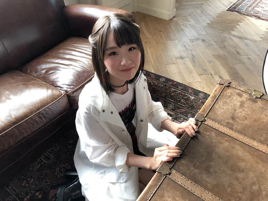 南端まいなのインスタグラム：「アー写のオフショット② #セツナイノチ #南端まいな #秋服 #耳」