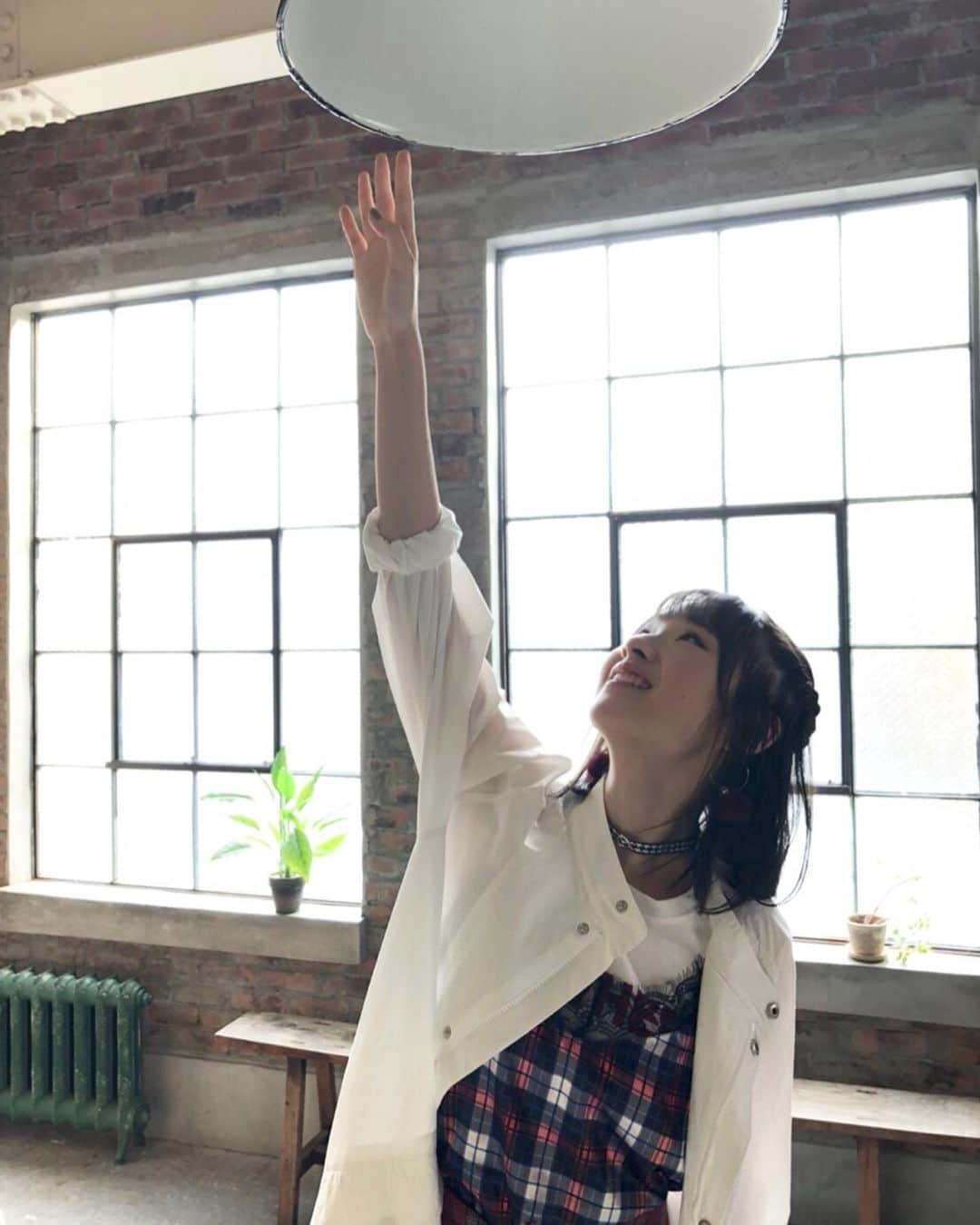 南端まいなさんのインスタグラム写真 - (南端まいなInstagram)「アー写のオフショット③ #セツナイノチ #南端まいな #秋服 #耳」8月25日 23時33分 - maina_5656
