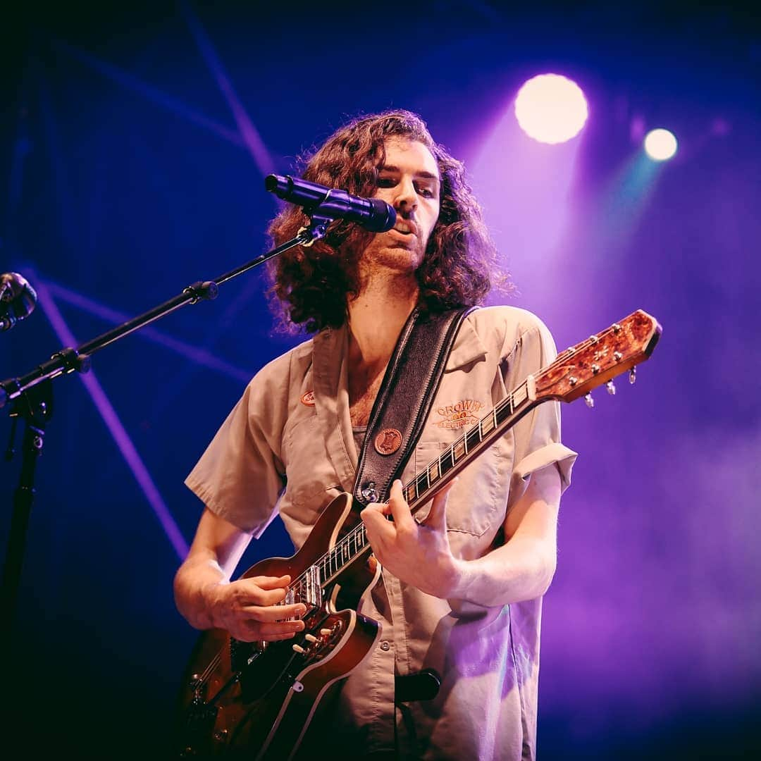 ホージアさんのインスタグラム写真 - (ホージアInstagram)「Was such a pleasure to play in Torino. Myself and the band had a great time soaking up your beautiful city. Grazie mille! 🖤 📸 @ruthlessimagery」8月25日 23時34分 - hozier