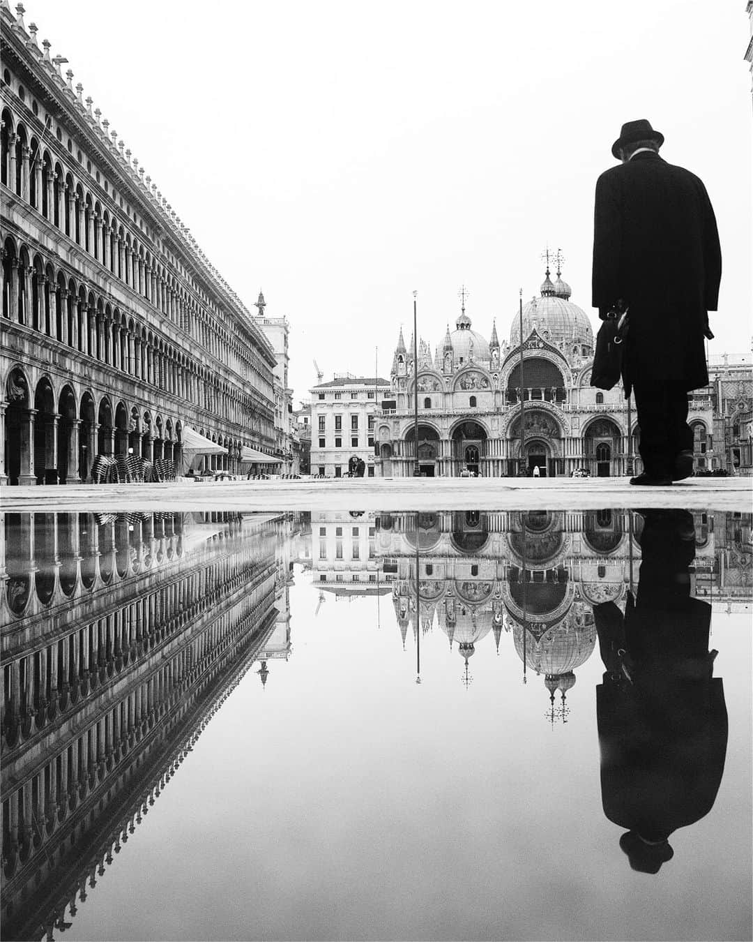 Mustafa Sevenさんのインスタグラム写真 - (Mustafa SevenInstagram)「Bir film afişi olsa adı ne olurdu ? :)) #StoryOfEarth #Venice #StreetPhotography #BlackAndWhite」8月25日 23時45分 - mustafaseven