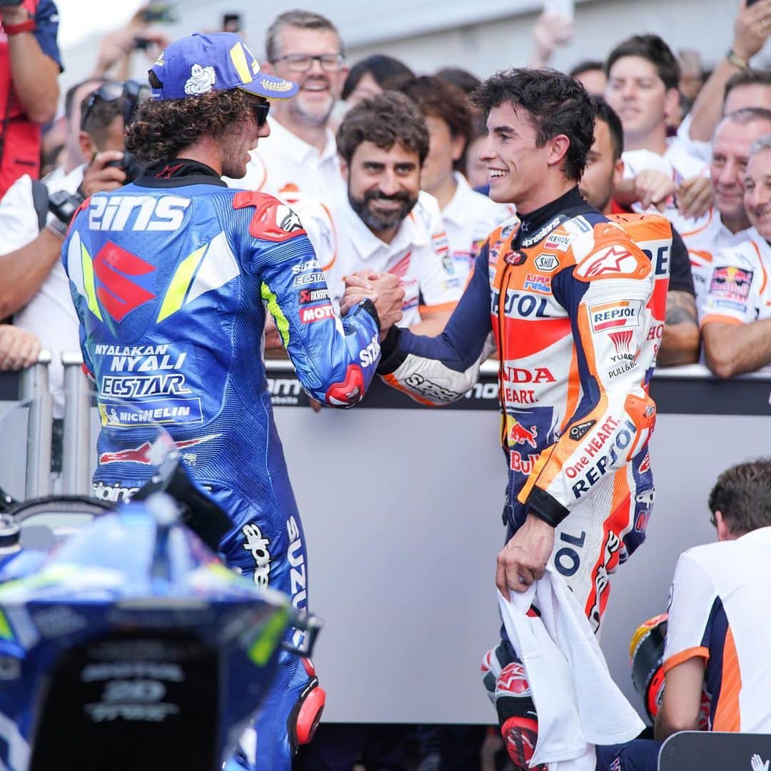 レプソル・ホンダのインスタグラム：「Respect after a great race 🤝 ⠀⠀⠀⠀⠀⠀⠀⠀⠀ Victory in the battle wasn’t ours, but it’s another step towards the main goal! ⠀⠀⠀⠀⠀⠀⠀⠀⠀ #BritishGP #25RepsolHonda #Repsol #MotoGP #Honda #Racing #RepsolHonda #HRC #RC213V #MM93 #MarcMarquez #ThePowerOfDreams #Motorcycle #UK #England #Bike #Second #Silverstone #MotoGPRace」