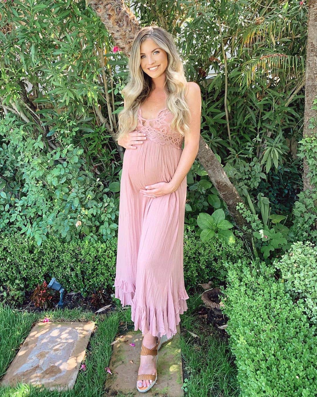 carlyのインスタグラム：「Loving every minute of this experience 🥰 #34weekspregnant #babyshower #bumpdate #thirdtrimester」