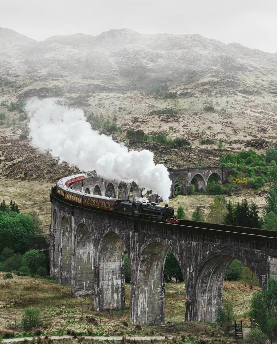 Discoveryさんのインスタグラム写真 - (DiscoveryInstagram)「"Google ‘Harry Potter bridge’ and you’ll find the Glenfinnan Viaduct. This 100-year-old arched railroad bridge, consisting of 21 arches 30 meters high, is located in Scotland and appears in four of the films." 📸 + caption by Alexander Ladanivskyy (@ladanivskyy) . . . . #photography #photooftheday #explore #naturephotography #nature #potd #travelIG #wow #natureIG #explore #travelgram #harrypotter #train #GlenfinnanViaduct #railroad」8月25日 23時42分 - discovery