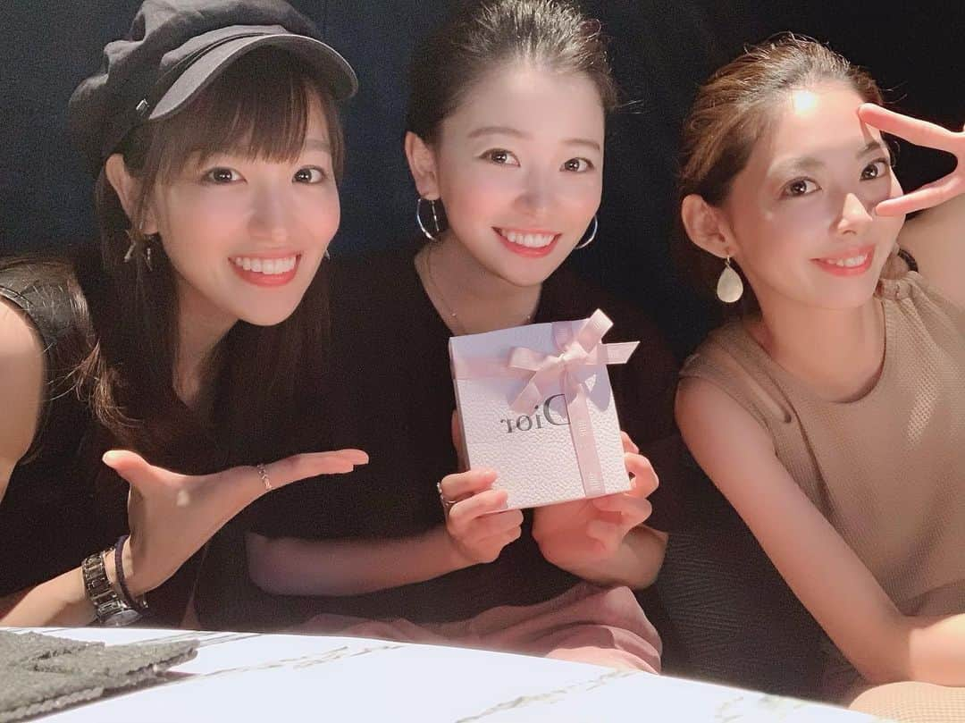 陽菜えみるさんのインスタグラム写真 - (陽菜えみるInstagram)「. . みんな夏の忙しい中で集まって お誕生日祝いご飯 してくれたよーっ🥰ひひ このプレゼントは2人から ゆうるこありがとう❤️❤️ #時差スタグラム アップするのだいぶ遅くなってしまった〜 毎年誕生日が来たと思うと🎂💫 あっという間に夏が終わってゆく... 暑過ぎるのは困るんだけど 夏が年々短くなる気がして🥺くぅ . . #ご飯 #ディナー #お誕生日ご飯 #女子会 #女子会ご飯 #ひたすら喋る #バースデー #バースデーディナー #お祝い #お誕生日 #プレゼント #dior #ディオールコスメ #ほんとにありがとう #サンキュー #いくつになっても #嬉しい #いくつになっても嬉しい ものです #これからもよろしくね #誕生日がくると #あっという間に #夏が終わる #年々 #速さ #増す #夏の短さ #悲しい」8月26日 10時34分 - emiru_haruna