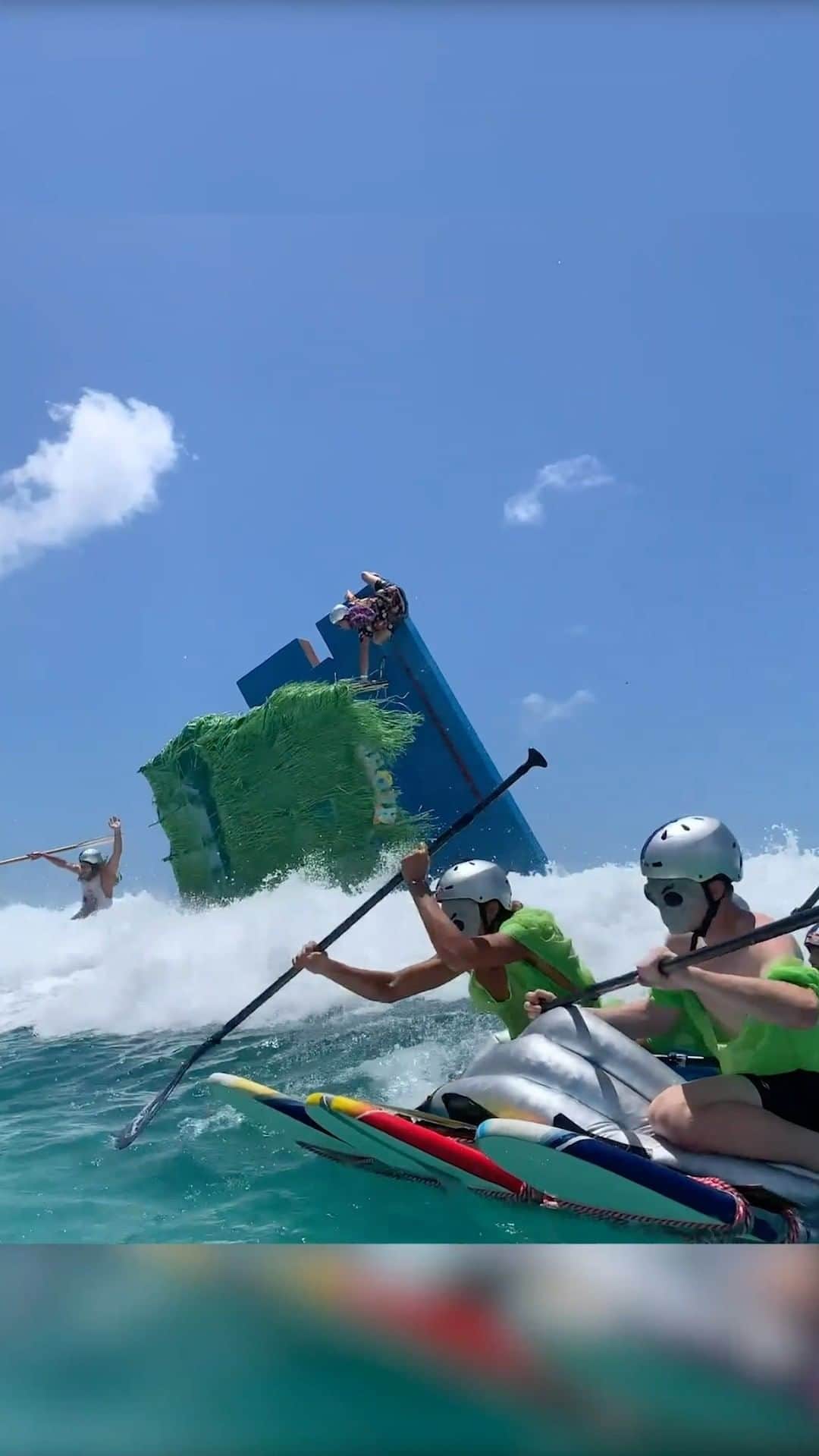 レッドブルのインスタグラム：「@whoisjob fully sent it in Hawaii and you know we had to get @bobmenery on the call! 🎉🌊」