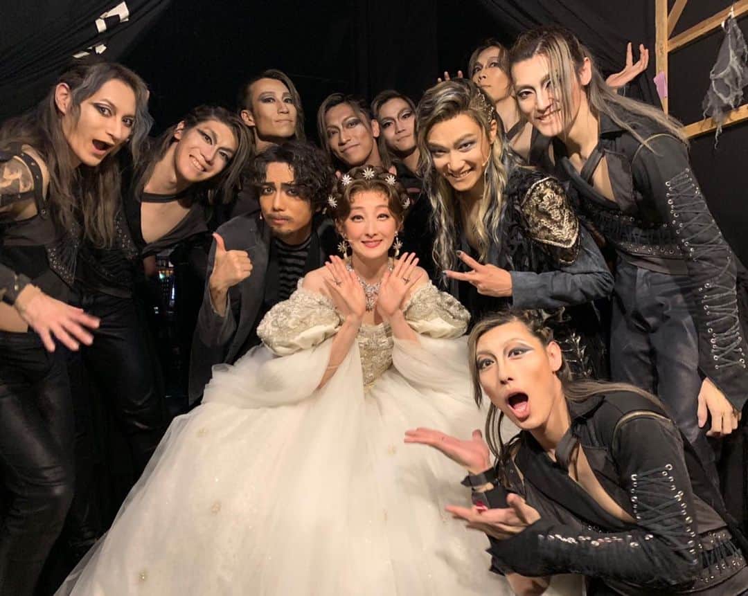 山崎育三郎さんのインスタグラム写真 - (山崎育三郎Instagram)「2019年ミュージカル「エリザベート」  ルイジ・ルキーニ千秋楽を迎えました。  観劇頂いた皆さん、本当にありがとうござました。  素晴らしいカンパニーとの時間は宝です。  #ミュージカル #エリザベート」8月26日 9時10分 - ikusaburo_yamazaki