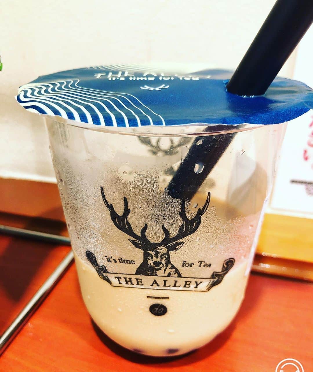 ヒラヤマンのインスタグラム：「ジアレイのタピオカミルクティーが好きでね、よく買うっちゃん。やけどふと、タピオカ噛むのめんどくせー。って思って。タピオカいらないんじゃね？って。 わたしは多分ここのミルクティーの味が好きなだけでタピオカが好きなわけじゃないのかも。むしろ無糖に出来るけんここのが好きなだけでミルクティーなら何でもいいのかも。にしたってジアレイのミルクティーは格別においしいけどね。そんなくだらんことを考えながらアスファルトを踏んづけ通勤した朝なのでした。 #thealleytea  #タピオカ」