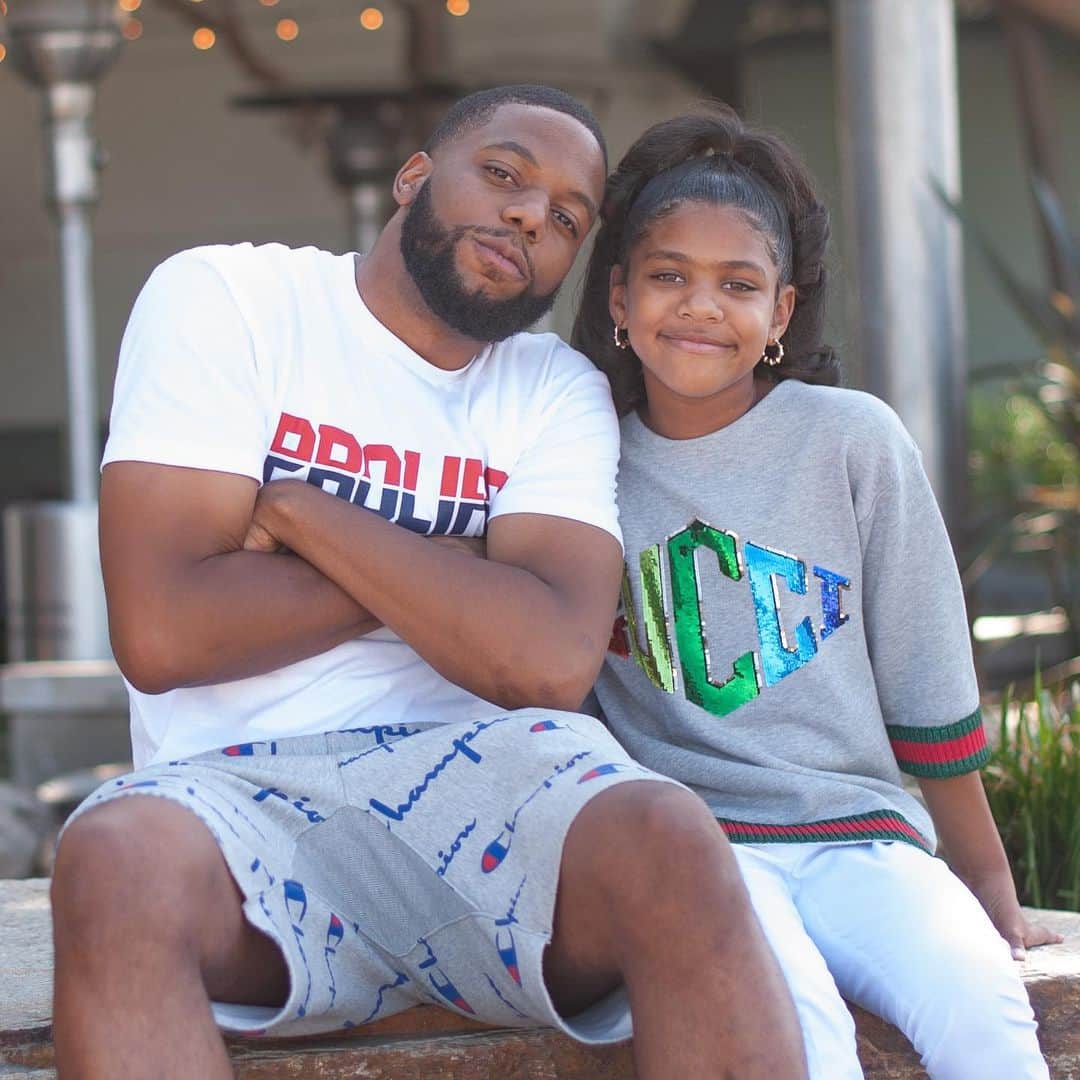 ゲームのインスタグラム：「The birthday Taylor’s....... uncle & niece kold chillin’ lol.... now that Cali’s has passed..... its time for my lil’ brothers... Happy Birthday “Jamal” I love you & I’m proud of the moves you been makin’ !!! Dad lookin down on you saying damn that boy ugly 🤣🤣🤣🤣 enjoy !!!! Popeye’s chicken sandwich on me tonite lmfao !!!!!!!!! N aye man, get you the big drink... I got it 💯 📸 @harlemtaylorr」